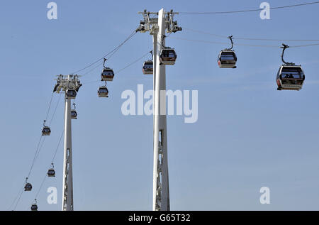 Emirates Air Line, Londons Seilbahn, über die Themse, zwischen Greenwich Peninsula und den Royal Victoria Docks. Stockfoto