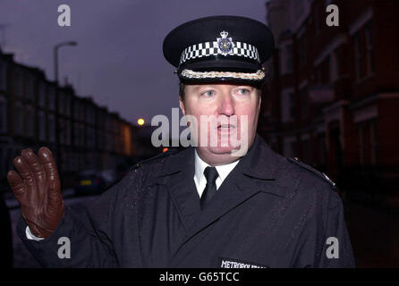 Commander Bob Quick spricht nach einer 15-tägigen Belagerungszeit in einem Haus in Hackney, im Norden Londons, mit der Presse und bestätigt, dass die verkohlten Überreste eines Leichnacks auf der Rückseite des Gebäudes gefunden wurden. * die Polizei sagte, dass die Belagerung von Hackney nach dem Tod des Geiselnehmers, der entschlossen war, nicht lebend herausgeholt zu werden, endgültig vorbei sei. Herr Quick sagte, dass Eli Hall, der 15 Tage lang verschanzt worden war, Hinweise darauf gab, dass er entschlossen war, nicht am Leben genommen zu werden oder dass er während des Gewehrkampfes einem Polizisten das Leben nehmen würde. Stockfoto