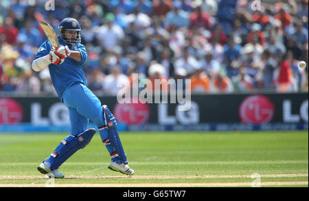 Indiens Shikhar Dhawan schlägt beim ICC Champions Trophy-Spiel gegen Südafrika im SWALEC Stadium, Cardiff. Stockfoto