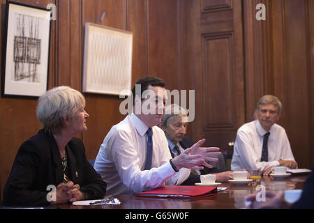 Schatzkanzler George Osborne spricht bei einem Treffen mit führenden Persönlichkeiten aus Wissenschaft und Wirtschaft in der Downing Street 11 in London. Stockfoto