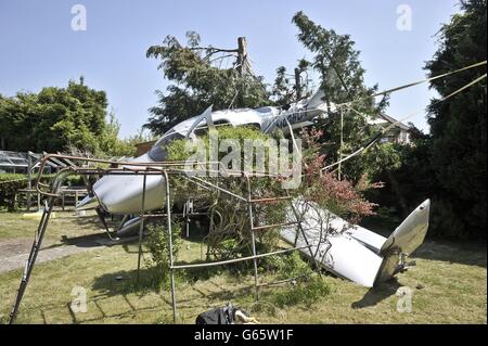 Die Cirrus-Einmotorflugzeuge, nachdem sie eine dramatische Crash-Landung in einem Garten in Cheltenham, Gloucestershire gemacht. Stockfoto