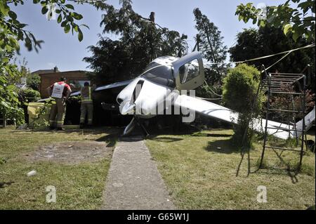 Die Cirrus-Einmotorflugzeuge, nachdem sie eine dramatische Crash-Landung in einem Garten in Cheltenham, Gloucestershire gemacht. Stockfoto