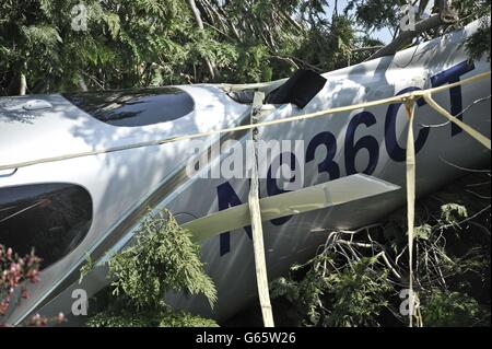 Die Cirrus-Einmotorflugzeuge, nachdem sie eine dramatische Crash-Landung in einem Garten in Cheltenham, Gloucestershire gemacht. Stockfoto