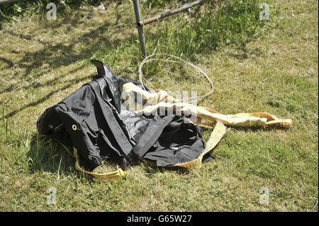 Der Drogue-Fallschirm nach einem Cirrus-Einmotorflugzeug machte eine dramatische Crash-Landung in einem Garten in Cheltenham, Gloucestershire. Stockfoto