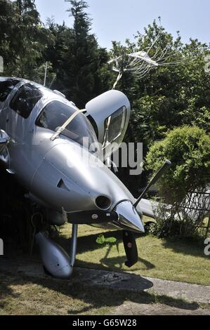 Die Cirrus-Einmotorflugzeuge, nachdem sie eine dramatische Crash-Landung in einem Garten in Cheltenham, Gloucestershire gemacht. Stockfoto