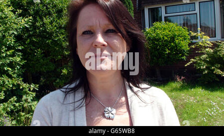 Jeannie Bowers, 46, beschreibt, wie sie beobachtete, wie ein Cirrus-Einmotorflugzeug in einem Garten in Cheltenham landet. Stockfoto