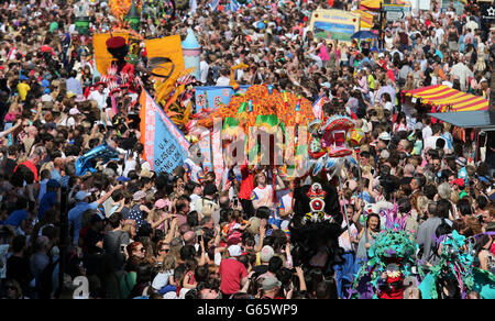 Mardis Gras Parade von Menschenmassen auf der Byres Road in Glasgow beobachtet. Rund 600 Teilnehmer nahmen an der Straßenparade Teil, um das West End Festival zu beginnen, an dem rund 70,000 Menschen teilnehmen werden. Stockfoto