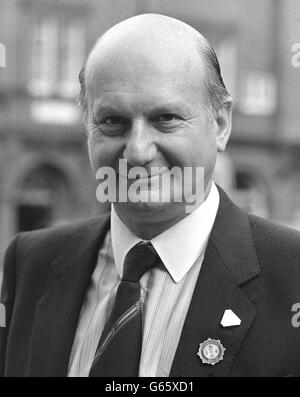 TV-Puppenspieler-Filmemacher Gerry Anderson, 55, der die Hit-Serie Fireball XL5; Captain Scarlet; Joe 90; Thunderbirds und Terrahawks. Stockfoto