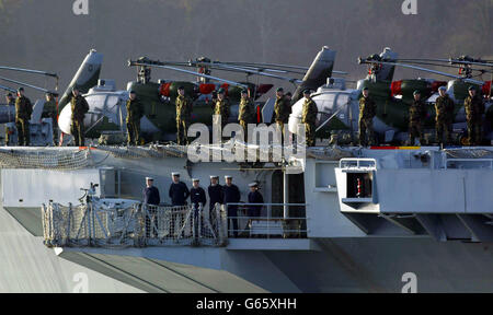 Royal Marine Commandos säumen das Flugdeck von HMS Ocean und verlassen die Devonport Werft in Plymouth. * das Kriegsschiff, das für die Lieferung amphibischer Truppen an die Küste mit Hubschrauber und Landungsschiff konzipiert ist, mit rund 300 Royal Marines, 400 Luftbesatzung und einer 350-köpfigen Schiffsgesellschaft unter dem Kommando von Kapitän Adrian Johns. Das Schiff soll sich HMS Ark Royal, 13 weitere Schiffe und ein U-Boot anschließen und die Naval Task Group 03 bilden. Offiziell soll die Task Group an vorgeplanten mehrmonatigen Trainingsübungen teilnehmen. Stockfoto