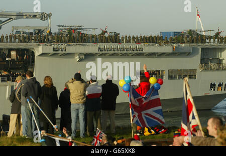 HMS Ocean Leaving Devonport Werft in Plymouth das Kriegsschiff, das entworfen ist, um amphibische Truppen zu liefern, um mit Hubschrauber und Landungsschiff, mit rund 300 Royal Marines, 400 Luftbesatzung und eine 350-köpfige Schiffsgesellschaft unter dem Kommando von Kapitän Adrian Johns an Land. *..das Schiff soll HMS Ark Royal, 13 weitere Schiffe und ein U-Boot zur Naval Task Group 03 beitreten. Offiziell soll die Task Group an vorgeplanten mehrmonatigen Trainingsübungen teilnehmen. Stockfoto