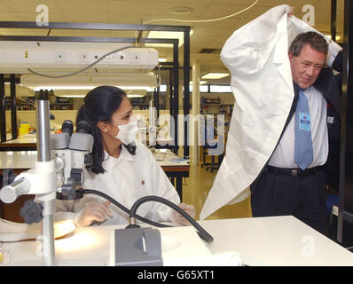 Innenminister John Denham mit dem forensischen Wissenschaftlerassistenten Jignash Patel bei einem Besuch des Forensic Science Service im Süden Londons. *..mindestens 13,000 geistig gestörte Straftäter und Gefangene sollen gewischt werden, wenn ihre DNA-Profile in die Polizeidatenbank aufgenommen werden, hieß es. Die Häftlinge und Kriminellen werden zu den 1.8 Millionen Menschen hinzugefügt, die bereits in der Nationalen DNA-Datenbank aufgeführt sind. Teil der Polizeistrategie für Wissenschaft und Technologie. Stockfoto