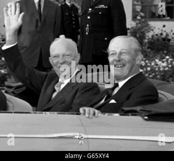 Dwight D. Eisenhower lächelt und winkt dem amerikanischen Präsidenten zu, als er mit dem britischen Premierminister Harold Macmillan vom Flughafen London aus fährt. Stockfoto