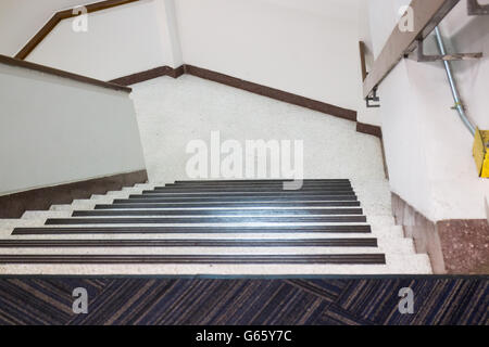 Leeres Büro Treppe verschwindenden im Erdgeschoss, Lager Foto Stockfoto