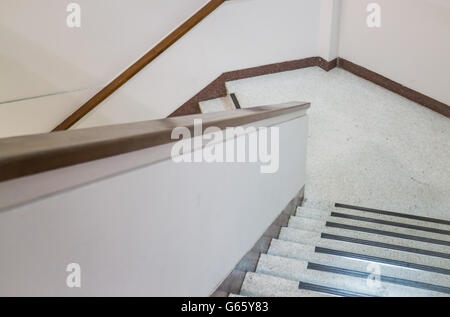 Leeres Büro Treppe verschwindenden im Erdgeschoss, Lager Foto Stockfoto