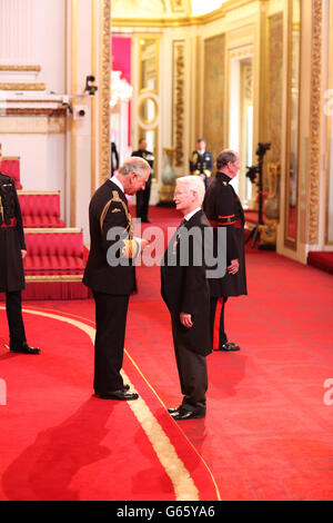 Der Reverend Canon Dr. Paul Denby aus Bolton wird vom Prince of Wales im Buckingham Palace zu einem MBE gemacht. DRÜCKEN SIE VERBANDSFOTO. Bilddatum: Freitag, 7. Juni 2013. Der Bildnachweis sollte lauten: Dominic Lipinski/PA Wire Stockfoto