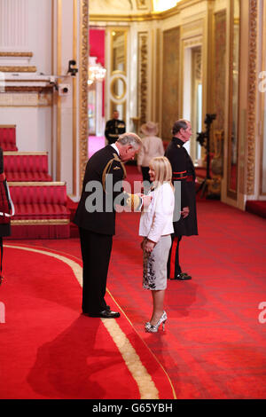 Mrs Kim Johnson aus Northwich wird vom Prince of Wales im Buckingham Palace als MBE gemacht.PRESSEVERBAND Foto. Bilddatum: Freitag, 7. Juni 2013. Bildnachweis sollte lauten: Dominic Lipinski/PA Wire Stockfoto