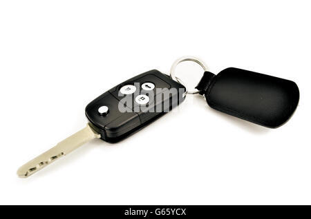 Fahrzeugschlüssel mit Funkfernbedienung und Leder-Tag auf weißem Hintergrund Stockfoto
