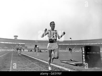 Frank Salvat (Middlesex) gewinnt die drei Meilen bei den British Games und Inter-County Championships im White City Stadium, London. Stockfoto