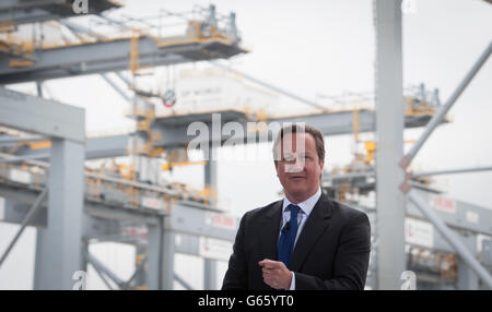 Premierminister David Cameron hält eine Rede vor den Beschäftigten des neuen Containerhafens London Gateway, der an der Themse in der Nähe von Tilbury in Essex gebaut wird. Stockfoto