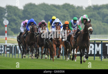 Das Feld der Pferde in der BetVictor Royal Ascot No Lose Hughes Stakes während der Zeitform Jury Stakes / Sandy Lane Stakes Tag auf der Haydock Park Rennbahn, Newton-Le-Willows. Stockfoto