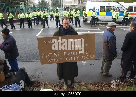 Demonstranten vor dem Ständigen Hauptquartier der britischen Streitkräfte in Northwood, im Nordwesten Londons, wo eine starke Polizeipräsenz die Basis vor über 100 Antikriegsprotestanten schützte. Stockfoto