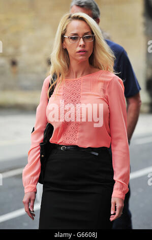 Big Brother-Star Josie Gibson kommt am Bristol Crown Court an, wo ihre Großmutter, Diane Gibson, für mehr als vier Jahre wegen Drogendelikten eingesperrt war. Stockfoto