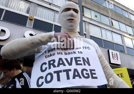 Ein Fulham-Anhänger, der als ägyptische Mumie gekleidet ist, protestiert vor der Loftus Road. Fulham-Fans veranstalteten einen Protest gegen den geplanten permanenten Umzug des Clubs weg von ihrem Heimatort Craven Cottage. Stockfoto