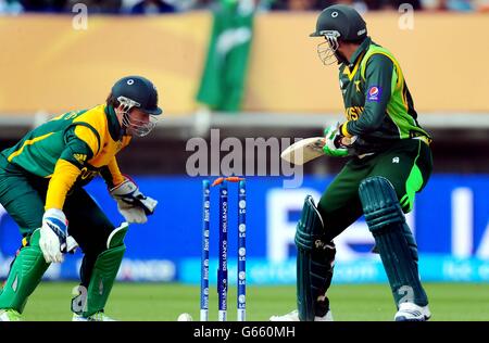 Der pakistanische Shoaib Malik wird von JP Duminy während des ICC Champions Trophy Spiels in Edgbaston, Birmingham, geduckt. Stockfoto