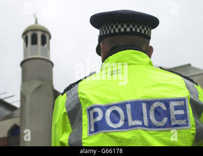 Ein Polizist steht an der Absperrung vor der Finsbury Park Moschee im Norden Londons, wo die Polizei Anfang des 20. januar 2003 eine Razzia durchgeführt hatte. Anti-Terror-Detektive befragen weiterhin sieben Männer, die bei einer Razzia von mehr als 100 Offizieren in der Moschee verhaftet wurden. *..Scotland Yard entdeckte bei der Durchsuchung eine Elektroschocker, eine Nachahmungswaffe, die Rohlinge und einen CS-Gasbehälter abfeuert. Stockfoto