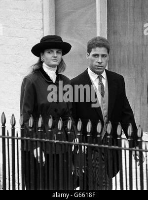 Viscount Linley und seine Freundin Susannah Constantine gehen zur St. Mary's Kirche, um sich der Gemeinde, darunter viele Mitglieder der königlichen Familie, zur Hochzeit von Lady Amanda Knatchbull anzuschließen. Stockfoto