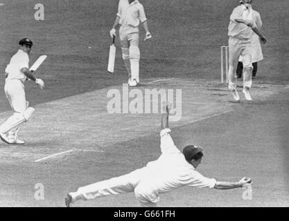 Cricket - Yorkshire - Australien - Tag 2 - Bramall Lane, Sheffield. Fred Trueman macht einen einhändigen Fang, um den Lauf von Doug Walters in der Bramall Lane in Sheffield zu beenden. Der Bowler ist Richard Hutton. Stockfoto