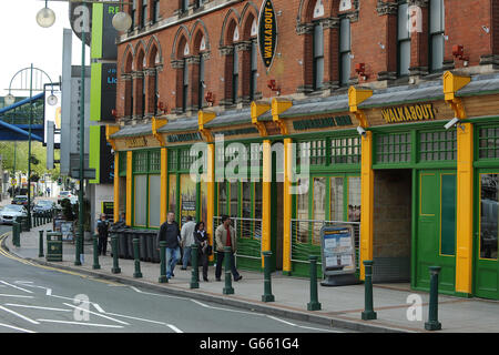 Ein allgemeiner Blick auf die Walkabout Bar auf der Broad Street, Birmingham, wo es verstanden wird Mitglieder der australischen und England Cricket-Teams waren an einem gewissen Punkt am Samstagabend nach Englands 48-Lauf Sieg über Australien in der Champions Trophy Eröffnungsspiel in Edgbaston. Stockfoto