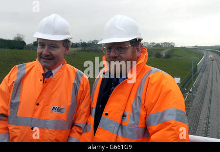 Verkehrsminister John Spellar (rechts) und der Vorstandsvorsitzende von Eurostar stehen über den Gleisen in Marsham in Kent. Stockfoto