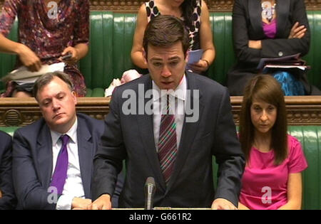 Schatten-Gesundheitsminister Andy Burnham reagiert auf eine Erklärung des Gesundheitsministers Jeremy Hunt über Herzchirurgie im Unterhaus in London. Stockfoto