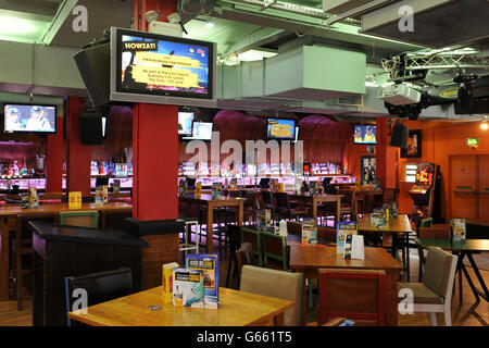 Ein allgemeiner Blick auf das Innere der Walkabout-Bar in der Broad Street, Birmingham, wo es verstanden wird, dass Mitglieder der australischen und der englischen Cricket-Teams irgendwann am Samstagabend nach dem 48-Rennen-Sieg Englands über Australien beim Eröffnungsspiel der Champions Trophy in Edgbaston waren. Stockfoto