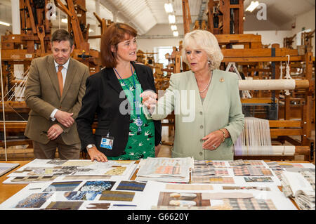Die Herzogin von Cornwall spricht mit der Dozentin Fiona Parkhurst während eines Besuches an der Schule für Textil und Design an der Heriot Watt University in Galashiels. Stockfoto