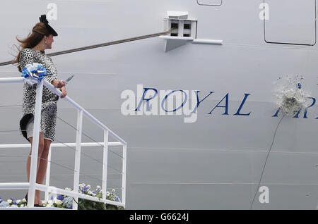 Die Herzogin von Cambridge beobachtet, wie die Flasche Moet & Chandon Brut Imperial Champagne im Ocean Terminal in Southampton gegen das Schiff bricht, während der Zeremonie, in der sie Princess Cruises' neuestes Schiff, Royal Princess, in ihrer Eigenschaft als Godmother des Schiffes, nannte. Stockfoto