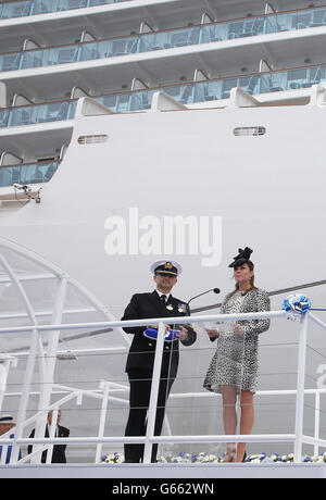 Kapitän Tony Draper sieht zu, wie die Herzogin von Cambridge im Ocean Terminal in Southampton während der Zeremonie spricht, wo sie das neueste Schiff von Princess Cruises, Royal Princess, in ihrer Eigenschaft als Godmother des Schiffes, nannte. Stockfoto