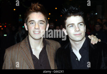 Die Popstars Jamie Shaw und Matt Johnson von der Reality-Fernsehband One True Voice kommen anlässlich der GMTV-Geburtstagsfeier zum 10. Geburtstag in Madame Tussauds, London, an. *130803*ein True Voice Sänger Matt Johnson, der nach der Trennung der Band einen Solokauf erhalten hat, kündigte sein Plattenlabel am Mittwoch, den 13. August 2003, an. Der 17-Jährige bleibt bei der Plattenfirma Jive, die den Act unterzeichnet hat, bevor sie im vergangenen Jahr sogar auf der ITV1-Talentsuche Popstars: The Rivals zusammengebaut wurden. Stockfoto
