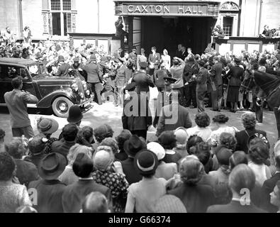 Die Polizei kämpft darum, die Menge zurückzuhalten, und Kameraleute drängen um den Eingang zur Caxton Hall, Westminster, London, als der 55-jährige britische Außenminister Anthony Eden nach ihrer Heirat im Registerbüro mit seiner Braut ausscheidet. Die Braut, Fräulein Clarissa Spencer Churchill, 32, ist die Nichte des Premierministers Winston Churchill. Stockfoto