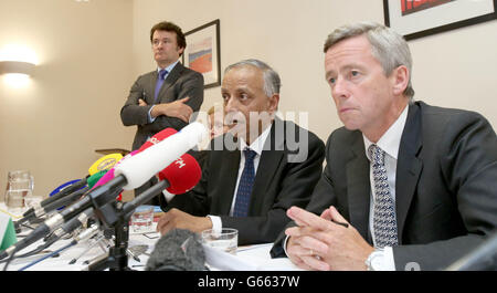 Prof. Sabaratnam Arulkumaran und Dr. Philip Crowley, nationaler Direktor für Qualität und Patientensicherheit, sprachen beim heutigen Start des HSE-Berichts über den Tod von Savita Halappanavar in Dublin. Stockfoto