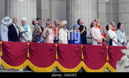 Prinz Michael von Kent, Prinzessin Michael von Kent, der Graf von Wessex, Gräfin von Wessex, Lady Louise Spencer, Viscount Severn, Prinzessin Royal Prince of Wales, Herzogin von Cornwall, Herzog von York (teilweise verdeckt), Königin Elizabeth II., Prinz Harry, Herzogin von Cambridge, Herzog von Cambridge, Prinzessin Eugenie, Herzog von Kent und Prinzessin Beatrice versammeln sich auf dem Balkon des Buckingham Palace, London, um einen Flug von Militärflugzeugen nach Trooping the Color zu beobachten. Stockfoto