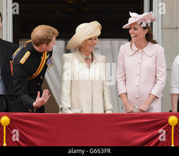 Prinz Harry, die Herzogin von Cornwall und die Herzogin von Cambridge auf dem Balkon des Buckingham Palace, im Zentrum von London, nach der jährlichen Trooping the Color Parade. Stockfoto