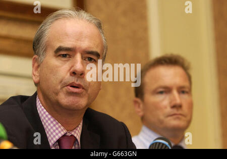 Tim Lamb, Vorstandsvorsitzender der EZB (rechts) und Richard Bevan, Geschäftsführer der Professional Cricketers Association, stehen im Marriott Hotel im Nordwesten Londons den Medien gegenüber. Stockfoto