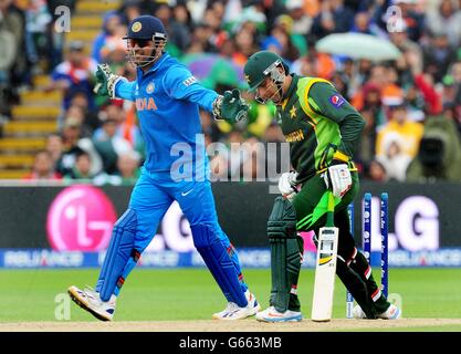 Indiens Kapitän Mahendra Dhoni feiert, nachdem die pakistanische Misbah-ul-Haq 22 während des ICC Champions Trophy-Spiels in Edgbaston, Birmingham, von der indischen Ravindra Jadeja geduckt wird. Stockfoto