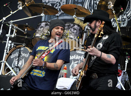 Lemmy und Phil Campbell (links) von Motorhead treten während des Download Festivals im Castle Donnington auf. Stockfoto