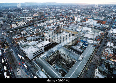 Ein einzigartiger Blick auf Dublin, aufgenommen von einer Wiege, die von Irlands größtem Kran mit einem Gewicht von tausend Tonnen aufgehängt wurde, am Tag nachdem er den letzten Abschnitt des 120 Meter hohen, 4.5 Millionen Euro schweren Turmdenkmals von Dubin vor dem General Post Office in der O'Connell Street platziert hatte. * .. Von Hunderten von Dublinern beobachtet. Stockfoto