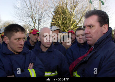 ANDY GILCHRIST SPRICHT MIT FEUERWEHR Stockfoto