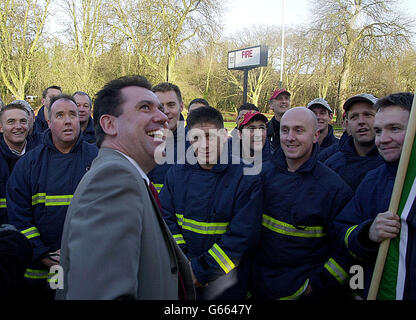 Andy Gilchrist (rechts), Generalsekretär der Fire Brigades Union (FBU), spricht am ersten Tag ihres 48-stündigen Streiks mit Feuerwehrleuten vor der Watford Fire Station in Watford, Hertfordshire. Stockfoto