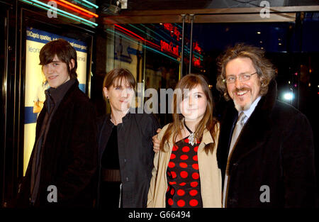 Der Schauspieler und Komiker Griff Rhys Jones und seine Familie kommen zur britischen Premiere von Steven Spielbergs 'Catch Me If You Can' im Empire Cinema, Leicester Square in London. Stockfoto